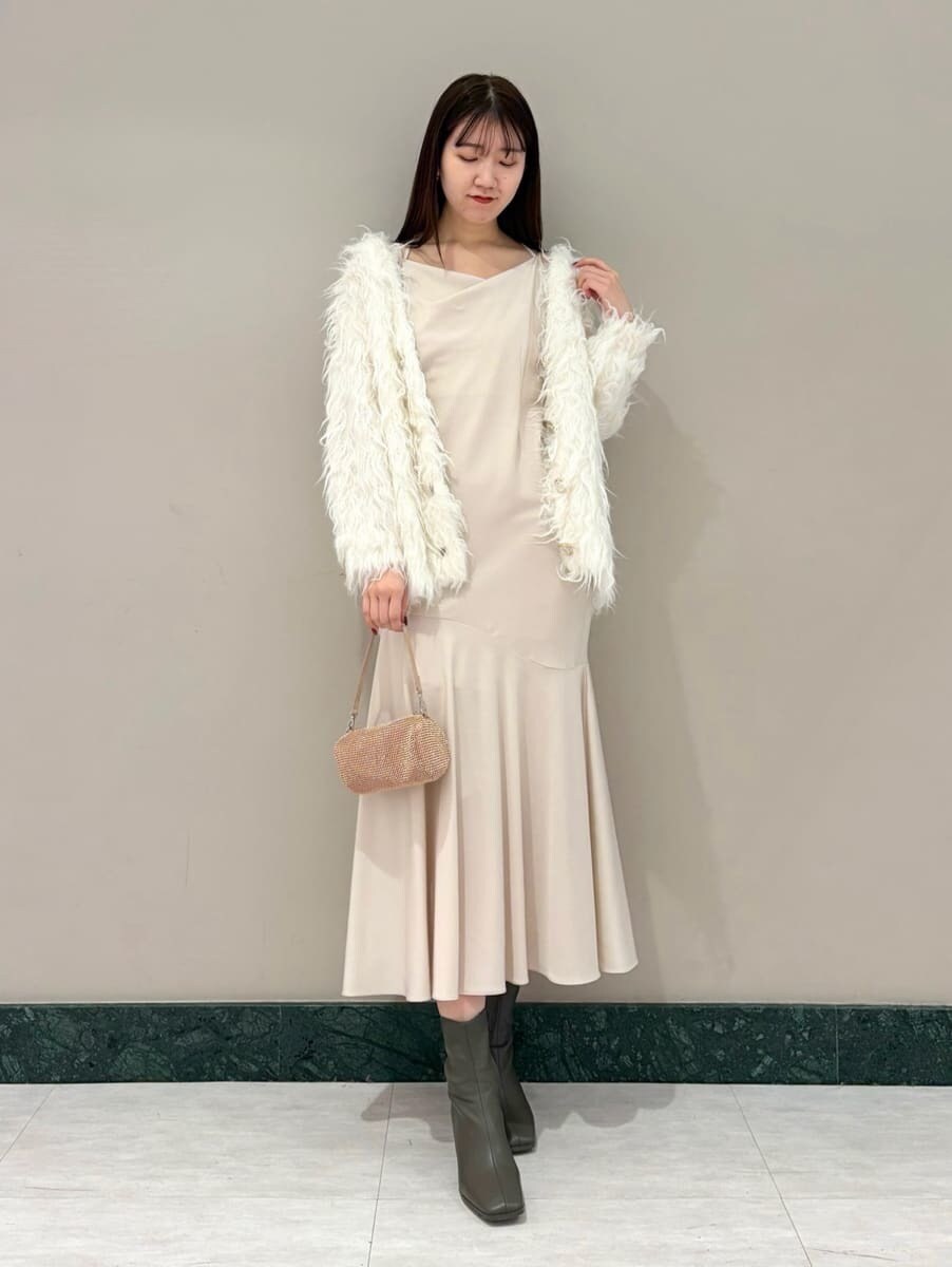 ホワイト系のワンピース、ホワイト系のカーディガン/ボレロ、その他のイヤリングを着用したレディースの冬コーディネートの7枚目の写真