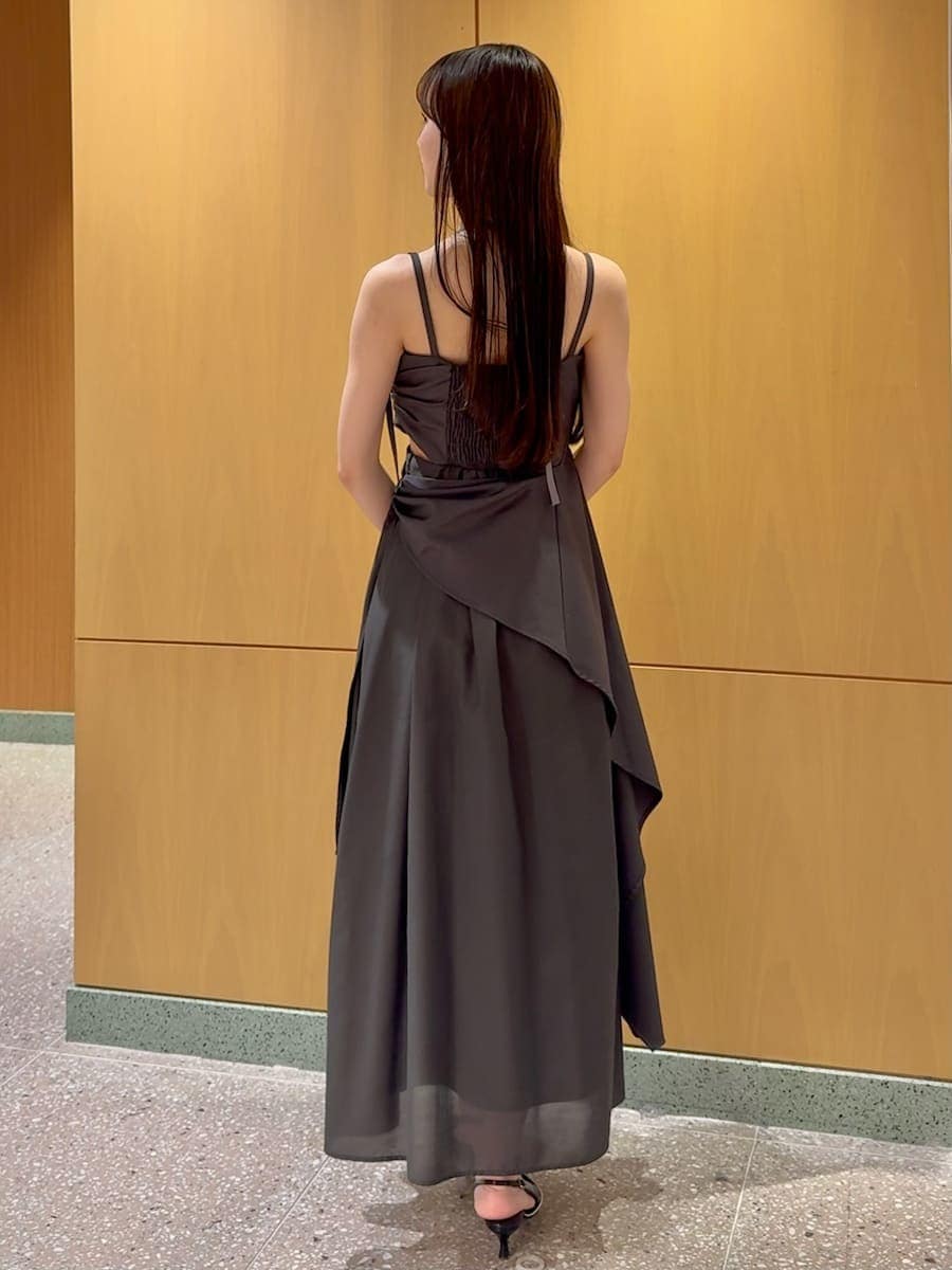 グレー系のワンピース、ブラック系のパンプス、ベージュ系のハンドバッグを着用したレディースの春コーディネートの3枚目の写真