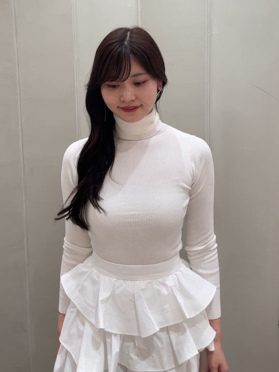 ホワイト系のモッズコート、ホワイト系のその他パンツ、ホワイト系のニット/セーターを着用したレディースの秋コーディネートの9枚目の写真