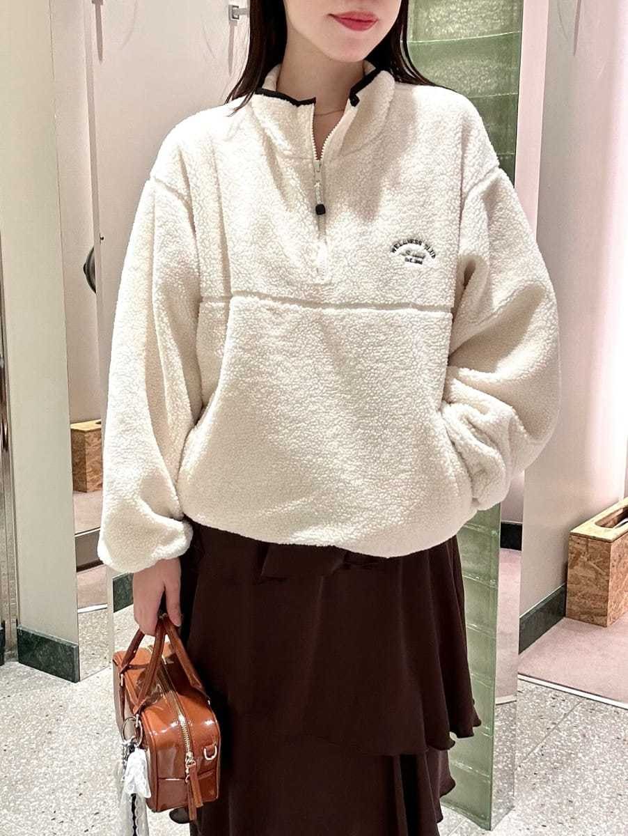 ホワイト系のTシャツ/カットソー、ブラウン系のスカート、イエロー系のボストンバッグを着用したレディースの秋コーディネートの2枚目の写真