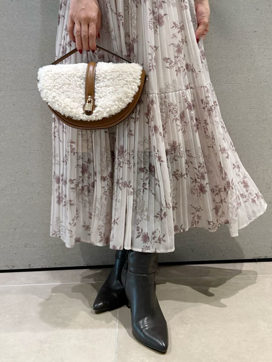 ピンク系のワンピース、イエロー系のハンドバッグ、グレー系のブーツを着用したレディースの秋コーディネートの5枚目の写真