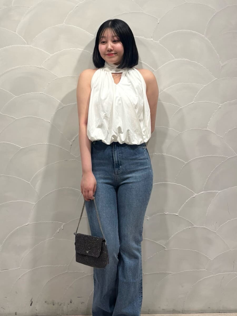 ブルー系のデニムパンツを着用したレディースの春コーディネートの4枚目の写真
