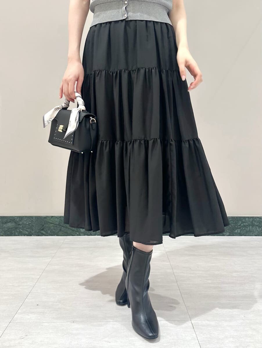 その他のワンピース、ブラック系のブーツ、ブラック系のショルダーバッグを着用したレディースの夏コーディネートの3枚目の写真