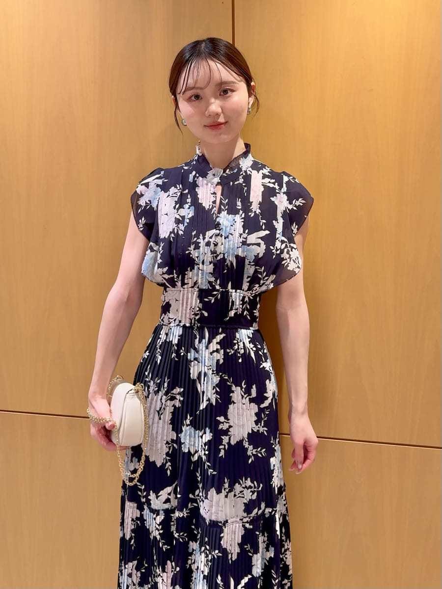 ブルー系のワンピース、ホワイト系のカーディガン/ボレロ、ホワイト系のショルダーバッグを着用したレディースの春コーディネートの4枚目の写真