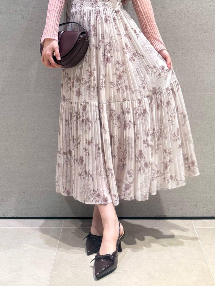 ピンク系のワンピース、ピンク系のカーディガン/ボレロ、ブラウン系のハンドバッグを着用したレディースの秋コーディネートの5枚目の写真