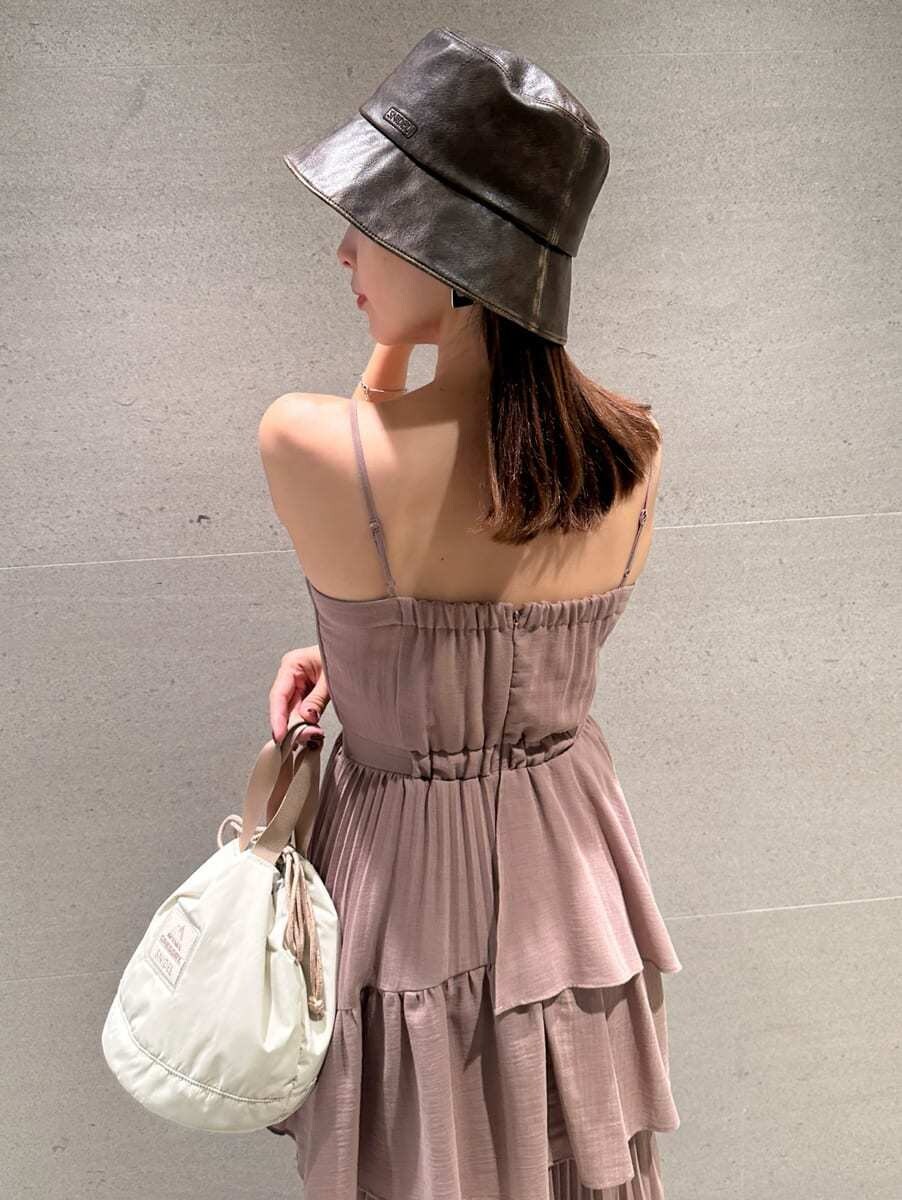 ブラウン系のワンピース、ベージュ系のハンドバッグを着用したレディースの夏コーディネートの2枚目の写真