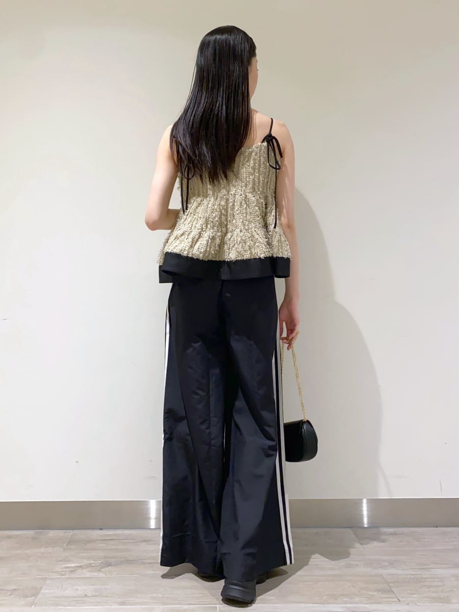 ベージュ系のその他トップス、グリーン系のカーディガン/ボレロ、ブラック系のその他パンツを着用したレディースの春コーディネートの6枚目の写真