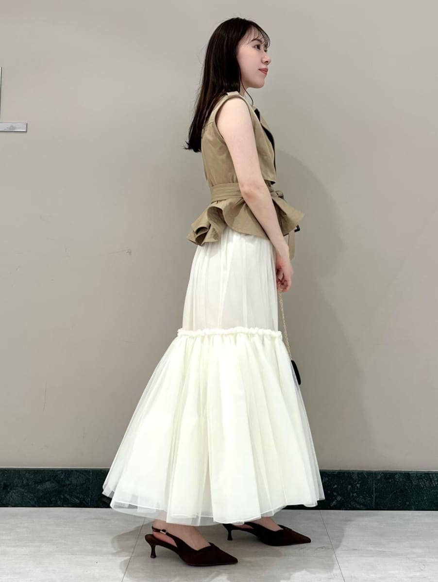 ベージュ系のワンピース、ブラウン系のパンプス、ブラック系のショルダーバッグを着用したレディースの春コーディネートの3枚目の写真