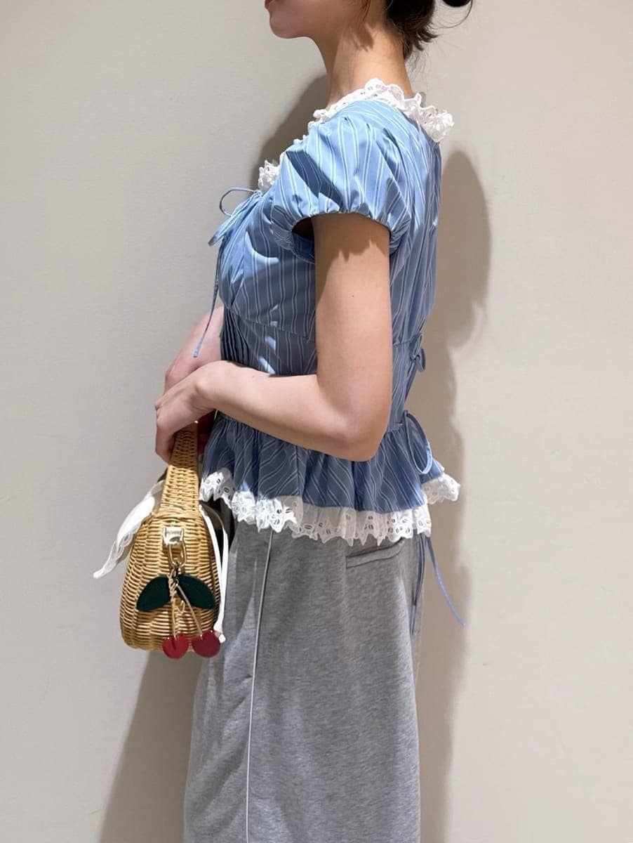 ホワイト系のかごバッグ、グレー系のその他パンツ、その他のシャツ/ブラウスを着用したレディースの春コーディネートの4枚目の写真