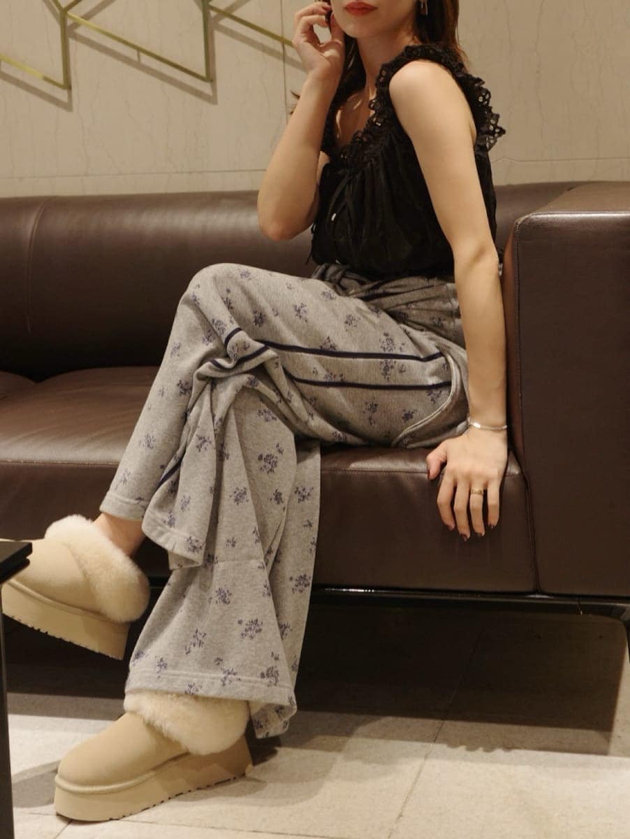 ブラック系のシャツ/ブラウス、その他のパーカー、その他のスウェットパンツを着用したレディースの夏コーディネートの4枚目の写真