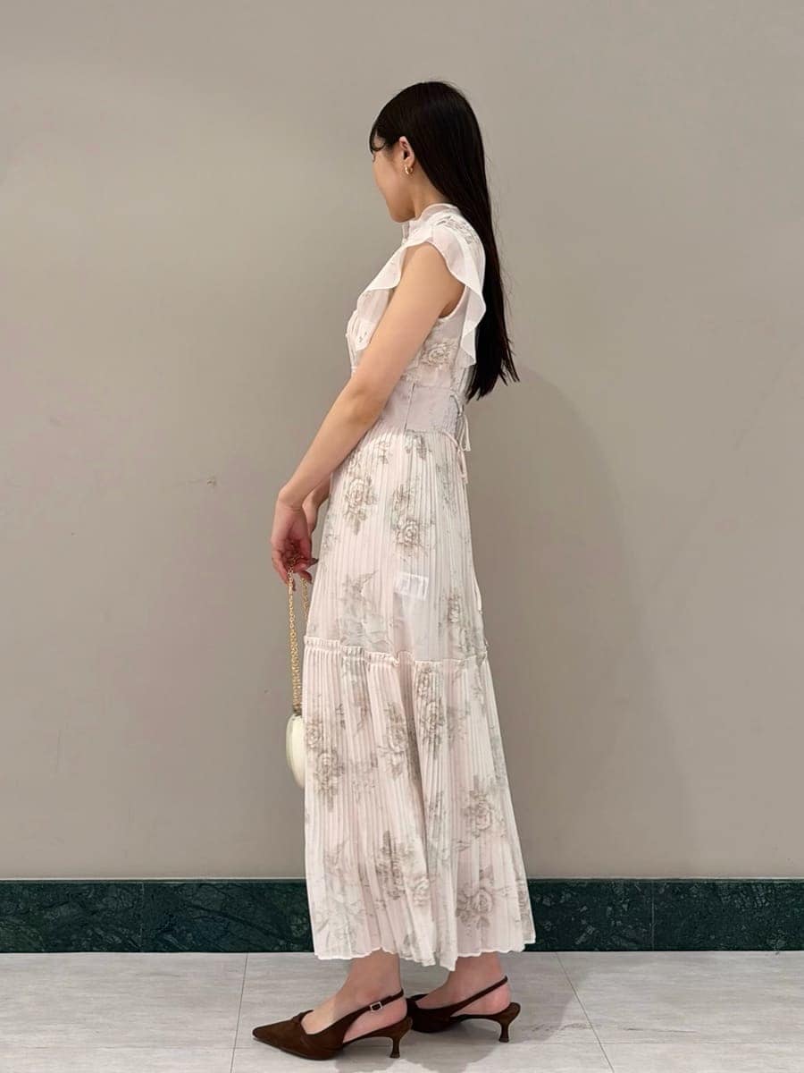 ピンク系のワンピース、ブラウン系のパンプス、ホワイト系のショルダーバッグを着用したレディースの春コーディネートの2枚目の写真