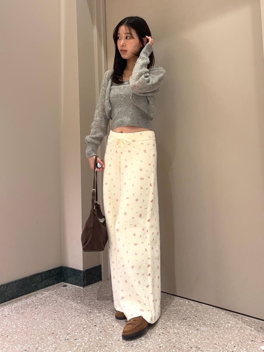 その他のその他パンツ、グレー系のカーディガン/ボレロ、ブラウン系のショルダーバッグを着用したレディースの秋コーディネートの2枚目の写真