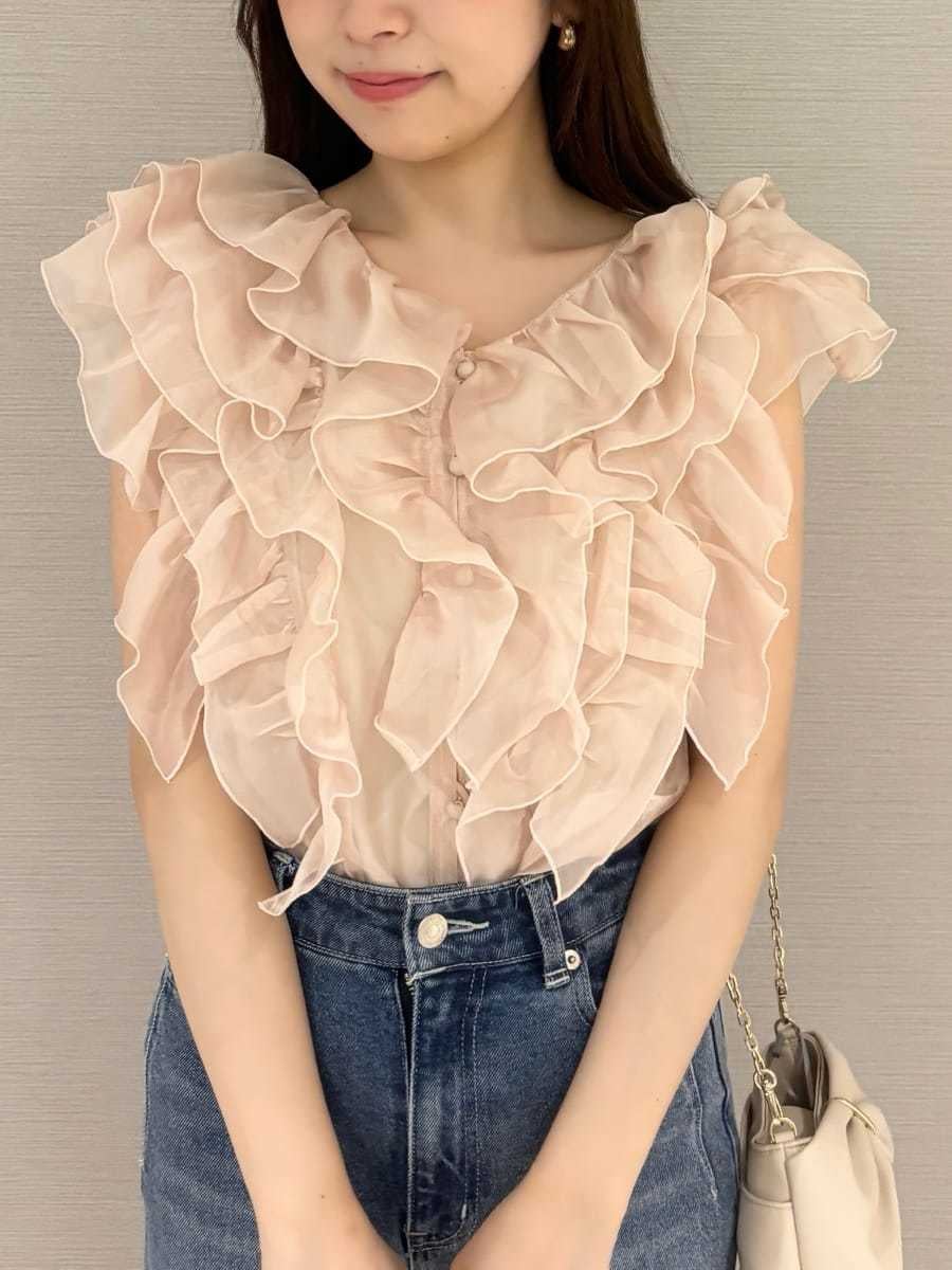 ピンク系のシャツ/ブラウス、その他のサンダル、ブルー系のデニムパンツを着用したレディースの夏コーディネートの4枚目の写真