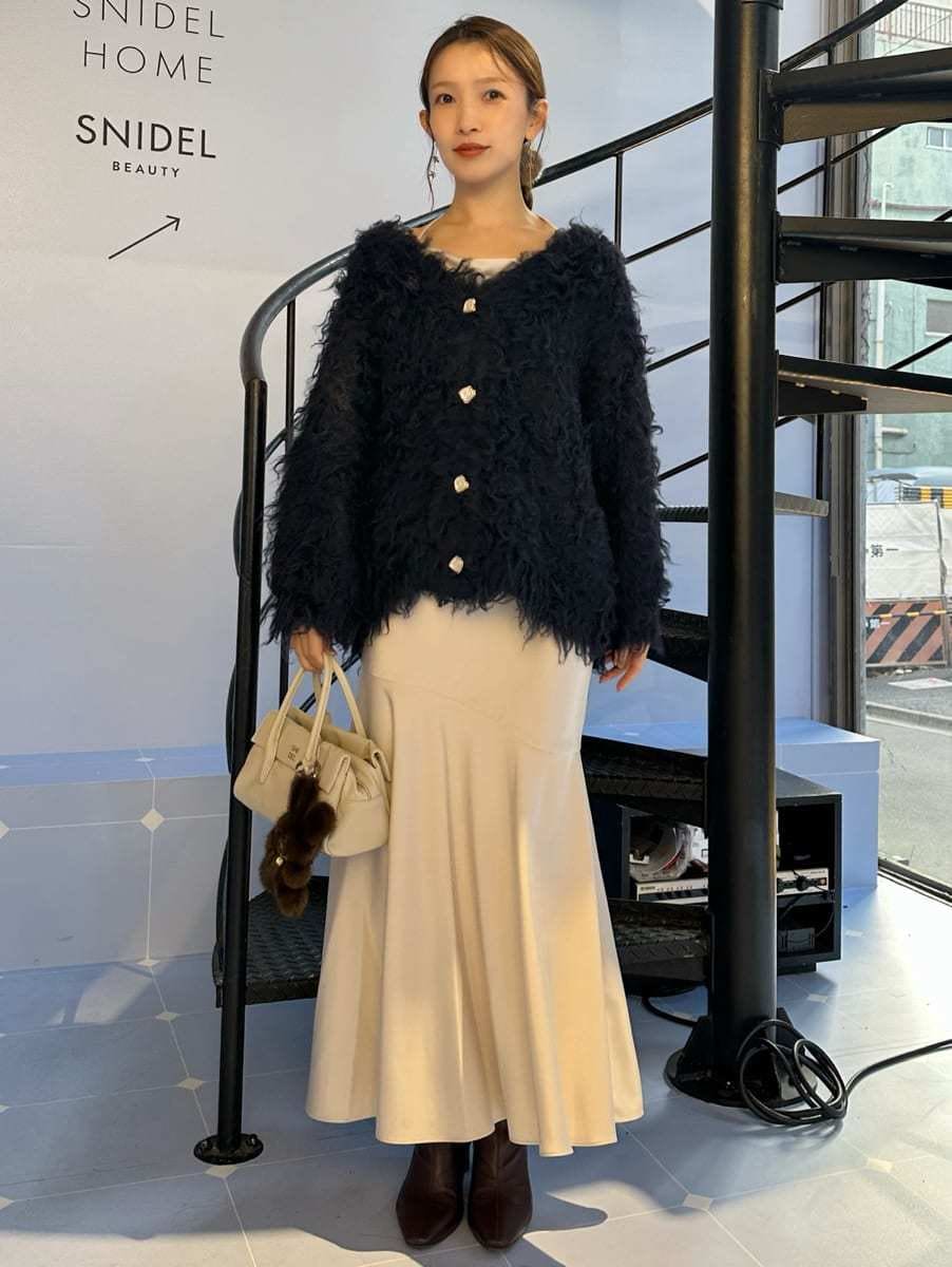 ホワイト系のワンピース、ブルー系のカーディガン/ボレロ、ホワイト系のボストンバッグを着用したレディースの秋コーディネートの7枚目の写真