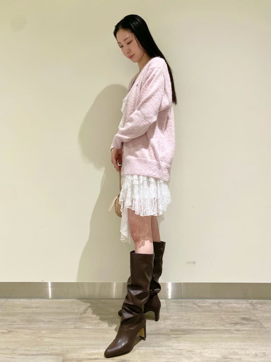 ホワイト系のワンピース、ピンク系のカーディガン/ボレロを着用したレディースの冬コーディネートの4枚目の写真