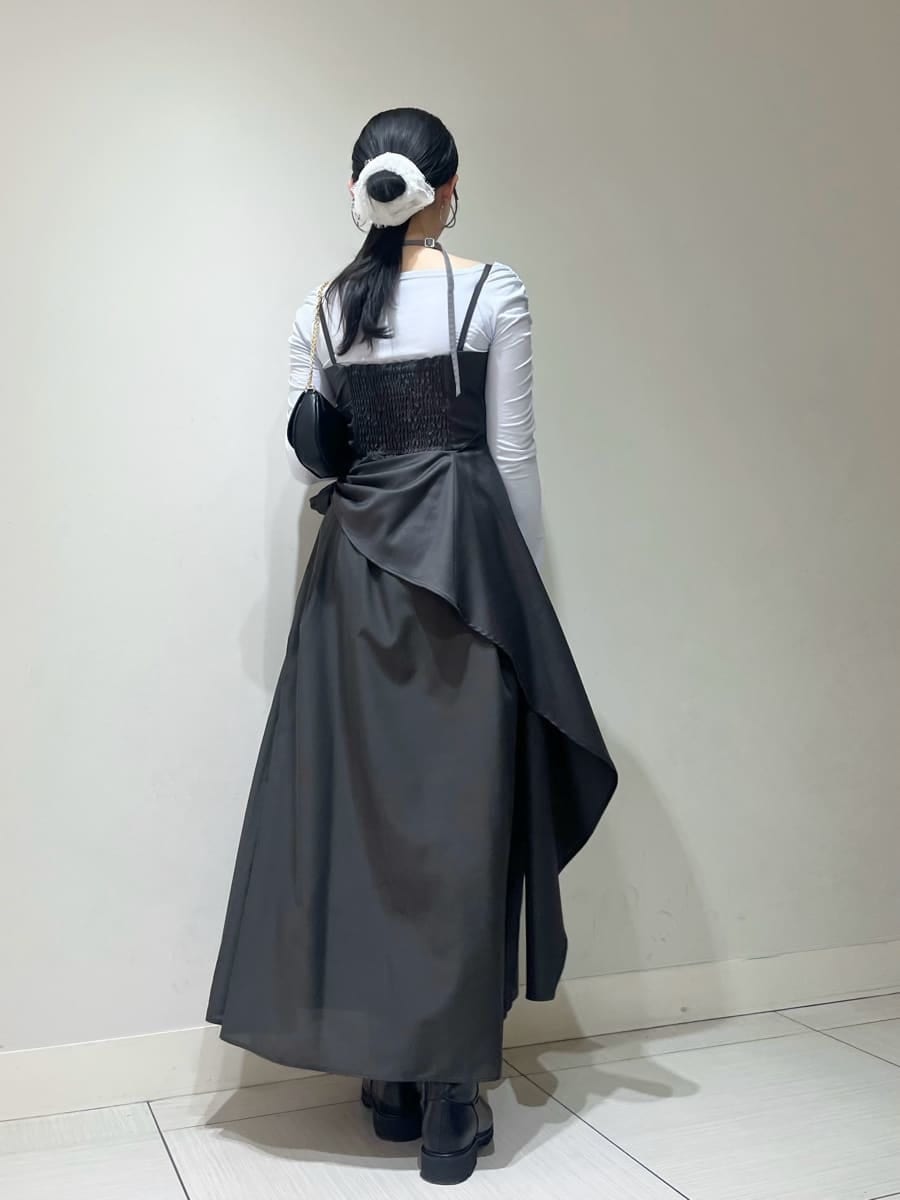 グレー系のワンピース、ブルー系のTシャツ/カットソー、ブラック系のショルダーバッグを着用したレディースの春コーディネートの3枚目の写真