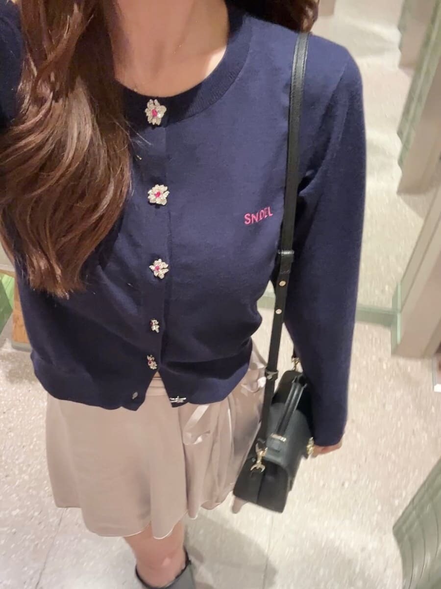 ブルー系のカーディガン/ボレロ、ピンク系のその他パンツ、ブラック系のショルダーバッグを着用したレディースの夏コーディネートの7枚目の写真