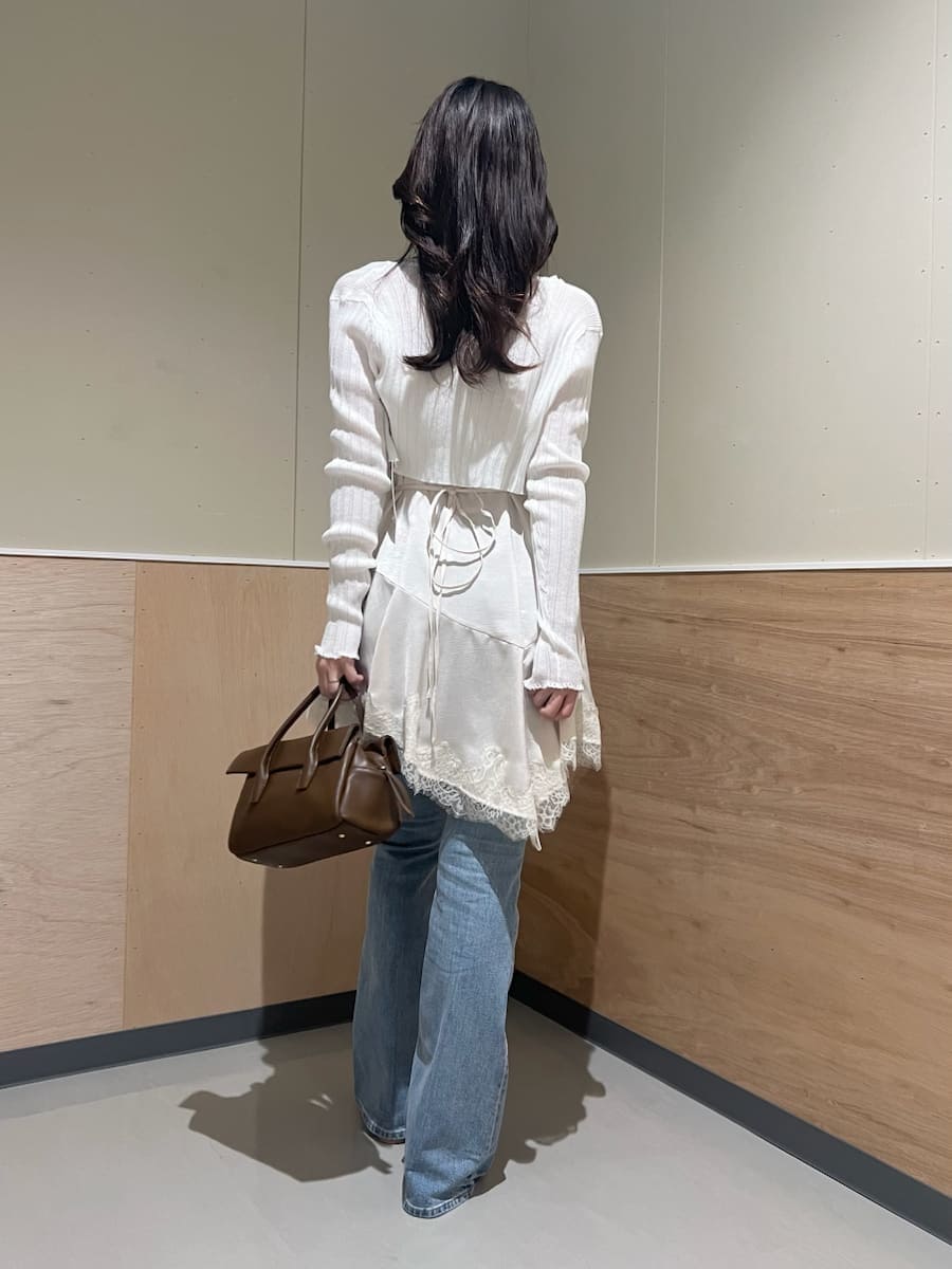 ブルー系のデニムパンツ、ホワイト系のニット/セーター、その他のサンダルを着用したレディースの夏コーディネートの3枚目の写真