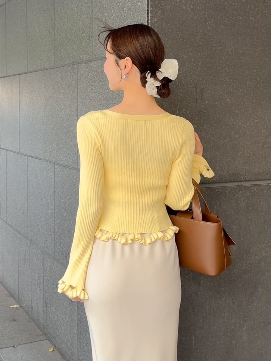 ホワイト系のスカート、イエロー系のカーディガン/ボレロ、ブラウン系のパンプスを着用したレディースの春コーディネートの5枚目の写真