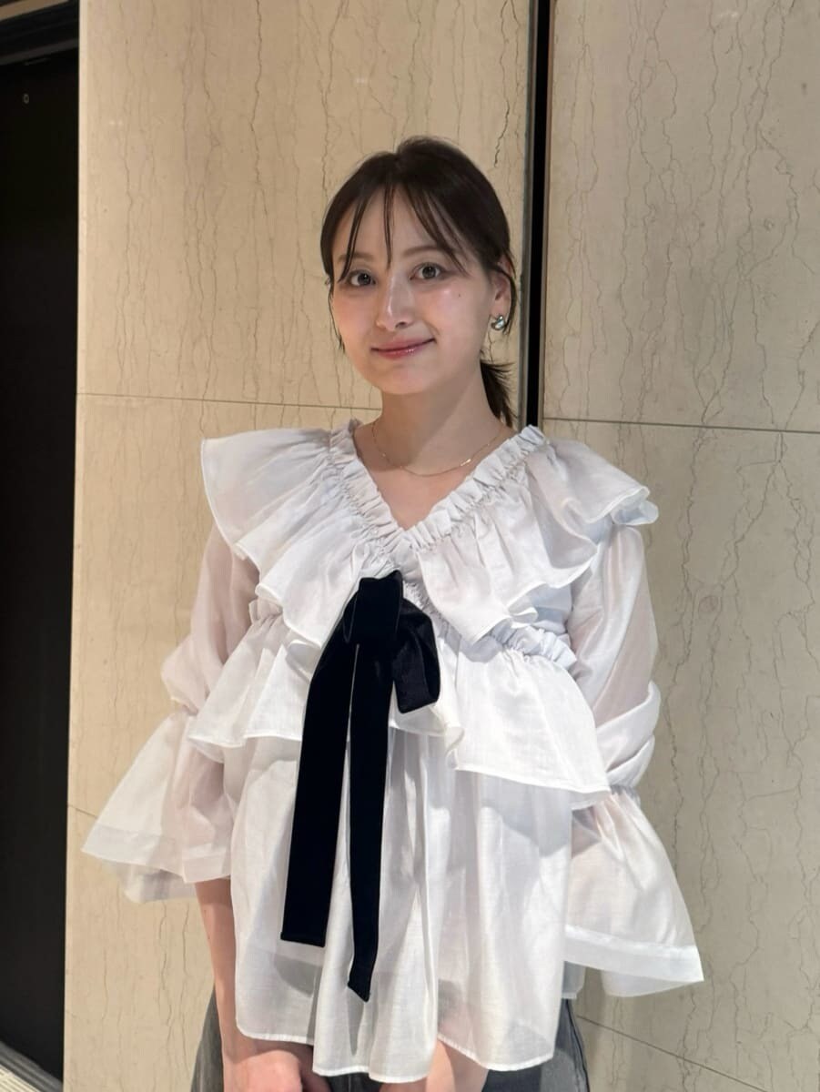 グレー系のデニムパンツ、ホワイト系のシャツ/ブラウスを着用したレディースの夏コーディネートの3枚目の写真