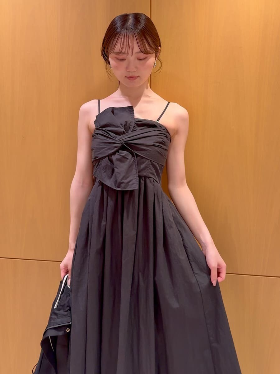 ブラック系のパーカー、ブラック系のワンピースを着用したレディースの夏コーディネートの7枚目の写真