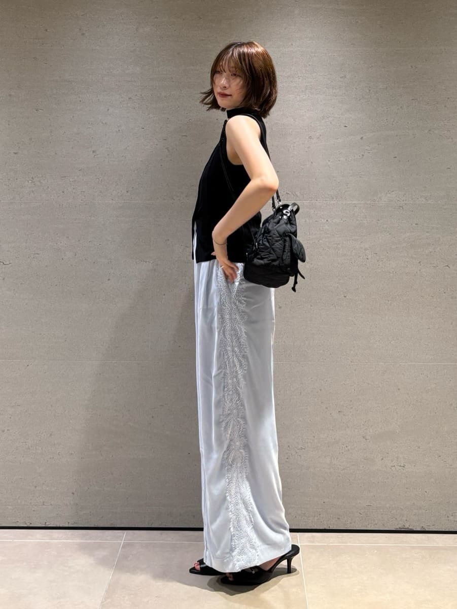 ブルー系のその他パンツ、ブラック系のサンダル、ブラック系のバックパック/リュックを着用したレディースの秋コーディネートの4枚目の写真
