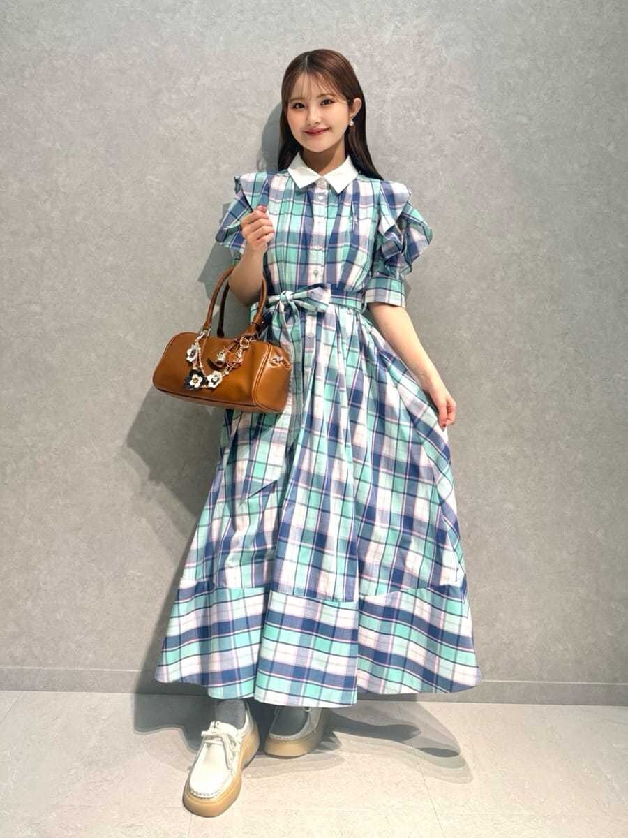 その他のワンピース、イエロー系のボストンバッグ、ホワイト系のその他シューズを着用したレディースの春コーディネートの4枚目の写真