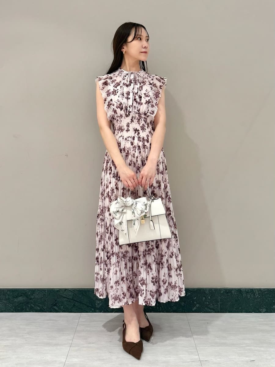 ピンク系のワンピース、グレー系のテーラードジャケット、ブラウン系のパンプスを着用したレディースの冬コーディネートの5枚目の写真