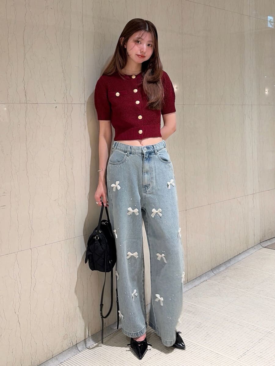 ブルー系のその他パンツ、レッド系のカーディガン/ボレロ、ブラック系のバックパック/リュックを着用したレディースの夏コーディネートの7枚目の写真