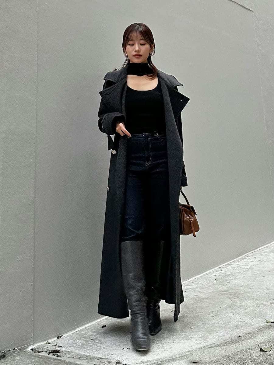 グレー系のブーツ、ブルー系のその他パンツ、グレー系のチェスターコートを着用したレディースの秋コーディネートの7枚目の写真