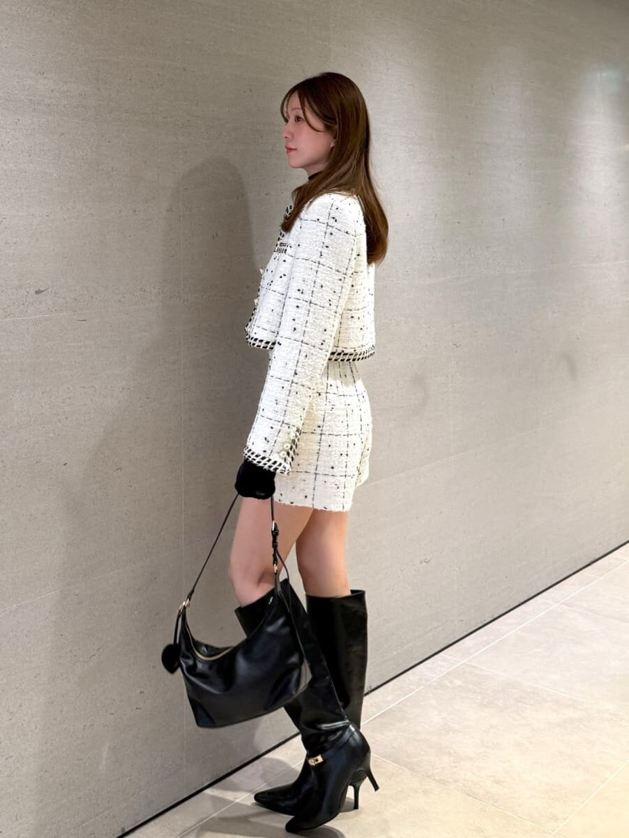 ホワイト系のノーカラージャケット、ホワイト系のその他パンツ、ブラック系のTシャツ/カットソーを着用したレディースの秋コーディネートの2枚目の写真