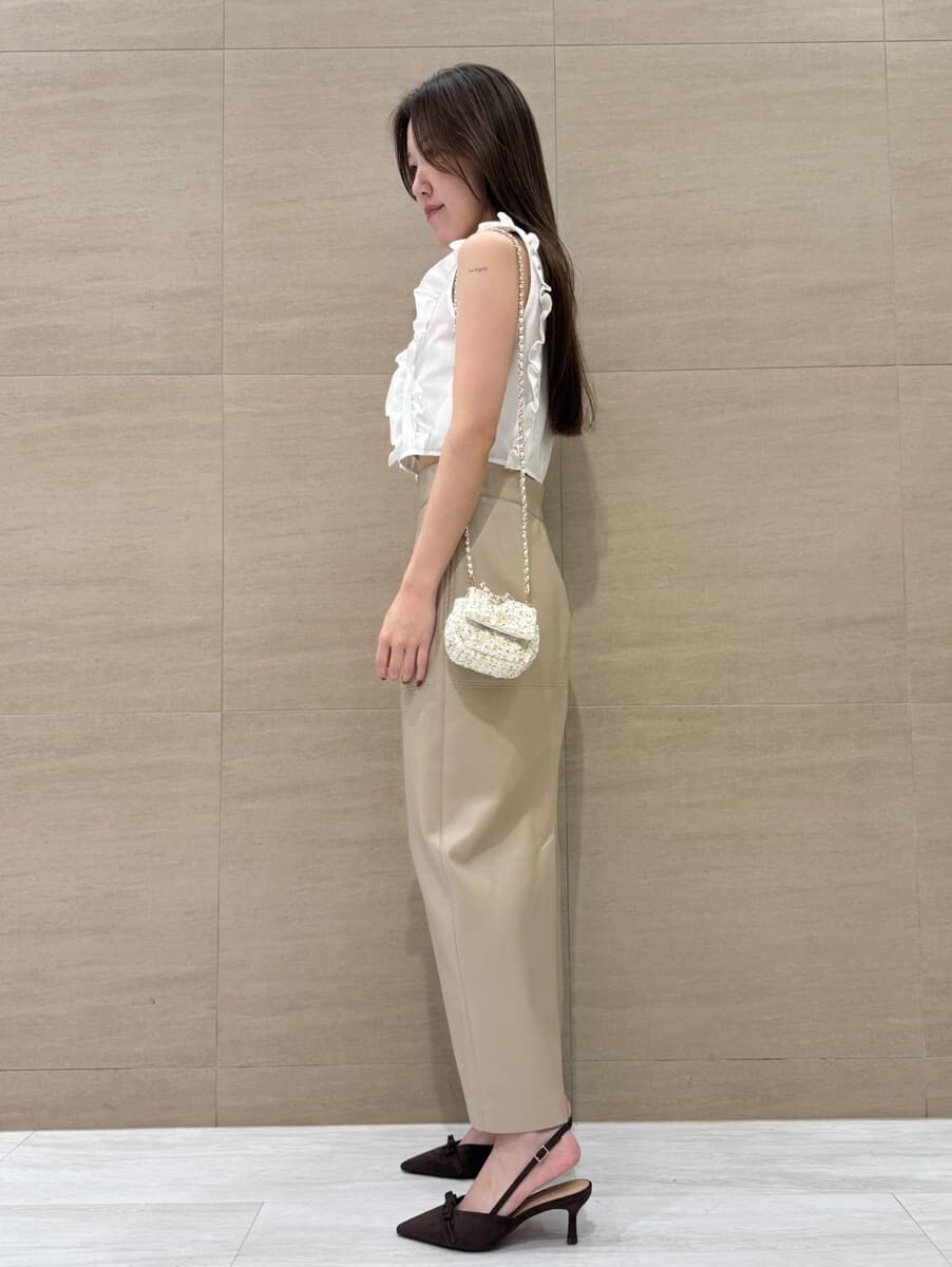 ホワイト系のシャツ/ブラウス、ホワイト系のスカート、ホワイト系のショルダーバッグを着用したレディースの夏コーディネートの2枚目の写真