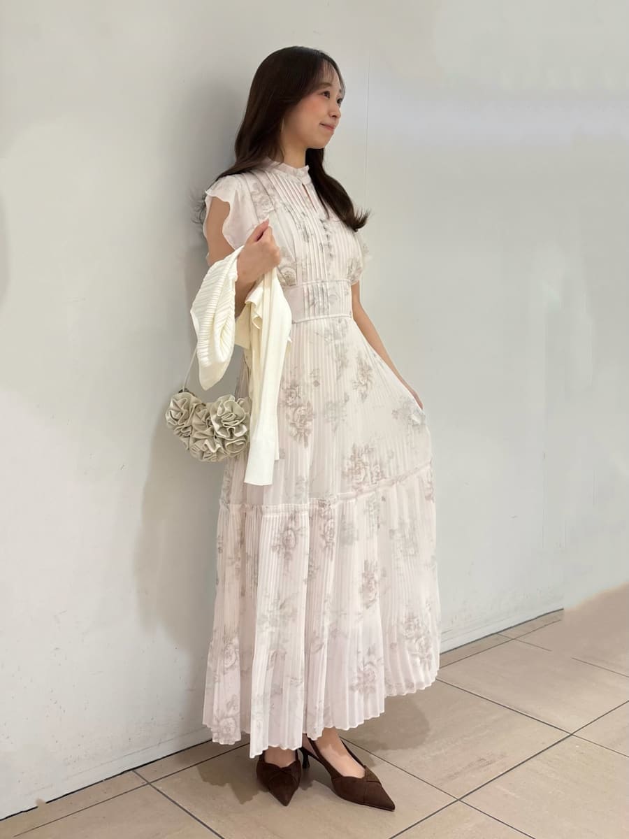 ピンク系のワンピース、ホワイト系のカーディガン/ボレロ、ブラウン系のパンプスを着用したレディースの春コーディネートの6枚目の写真