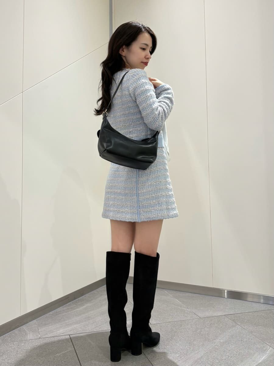 ブルー系のスカート、ホワイト系のTシャツ/カットソー、その他のブーツを着用したレディースの夏コーディネートの5枚目の写真