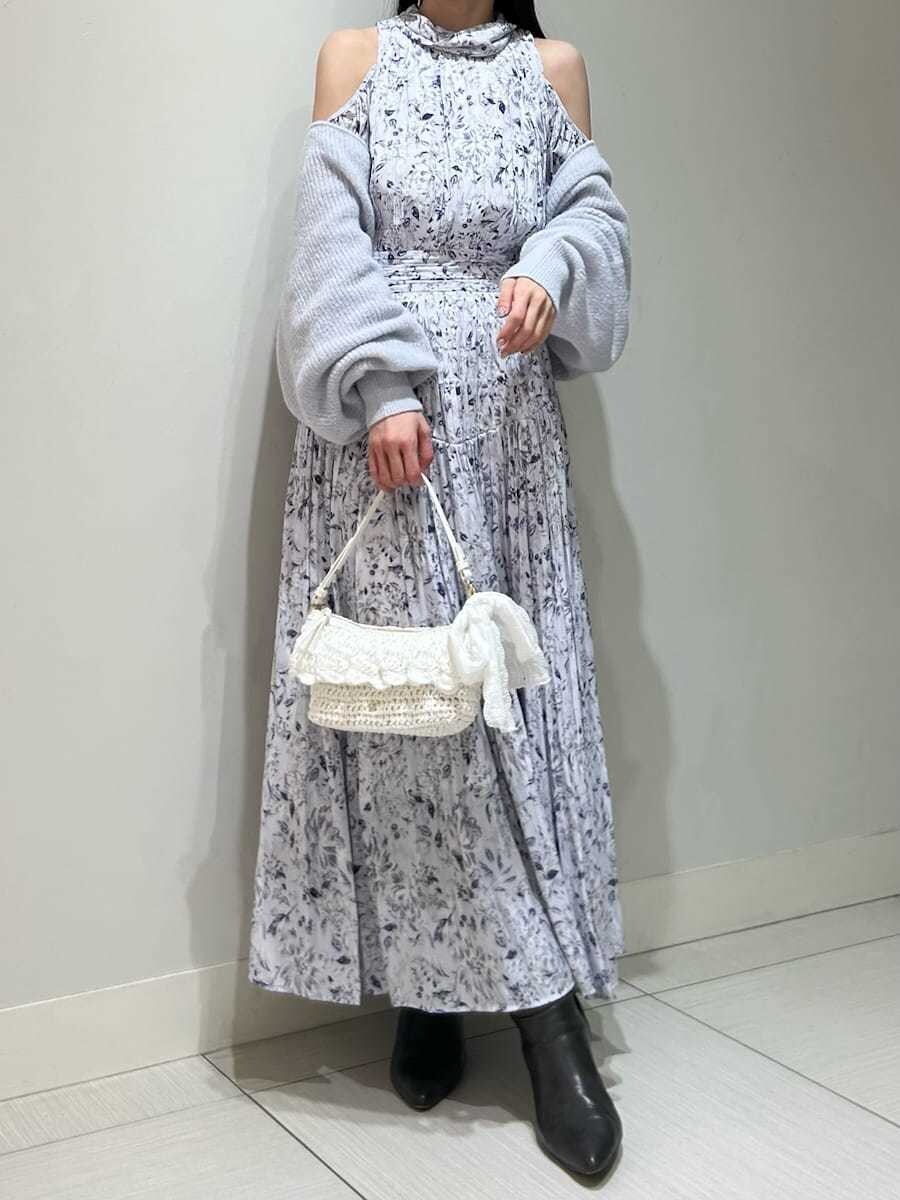 グレー系のブーツ、ブルー系のワンピース、ブルー系のカーディガン/ボレロを着用したレディースの冬コーディネートの4枚目の写真