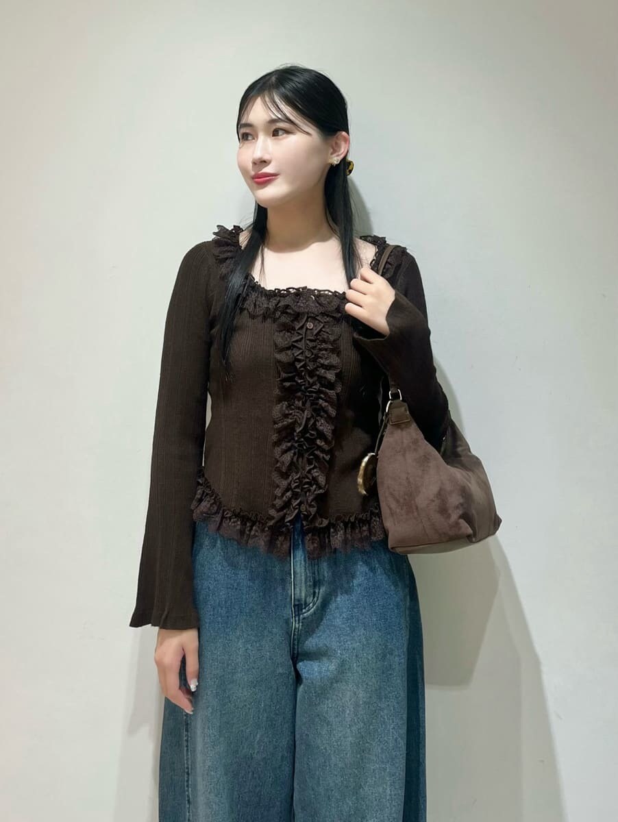 ブルー系のデニムパンツ、ブラウン系のニット/セーター、ブラウン系のサンダルを着用したレディースの夏コーディネートの3枚目の写真