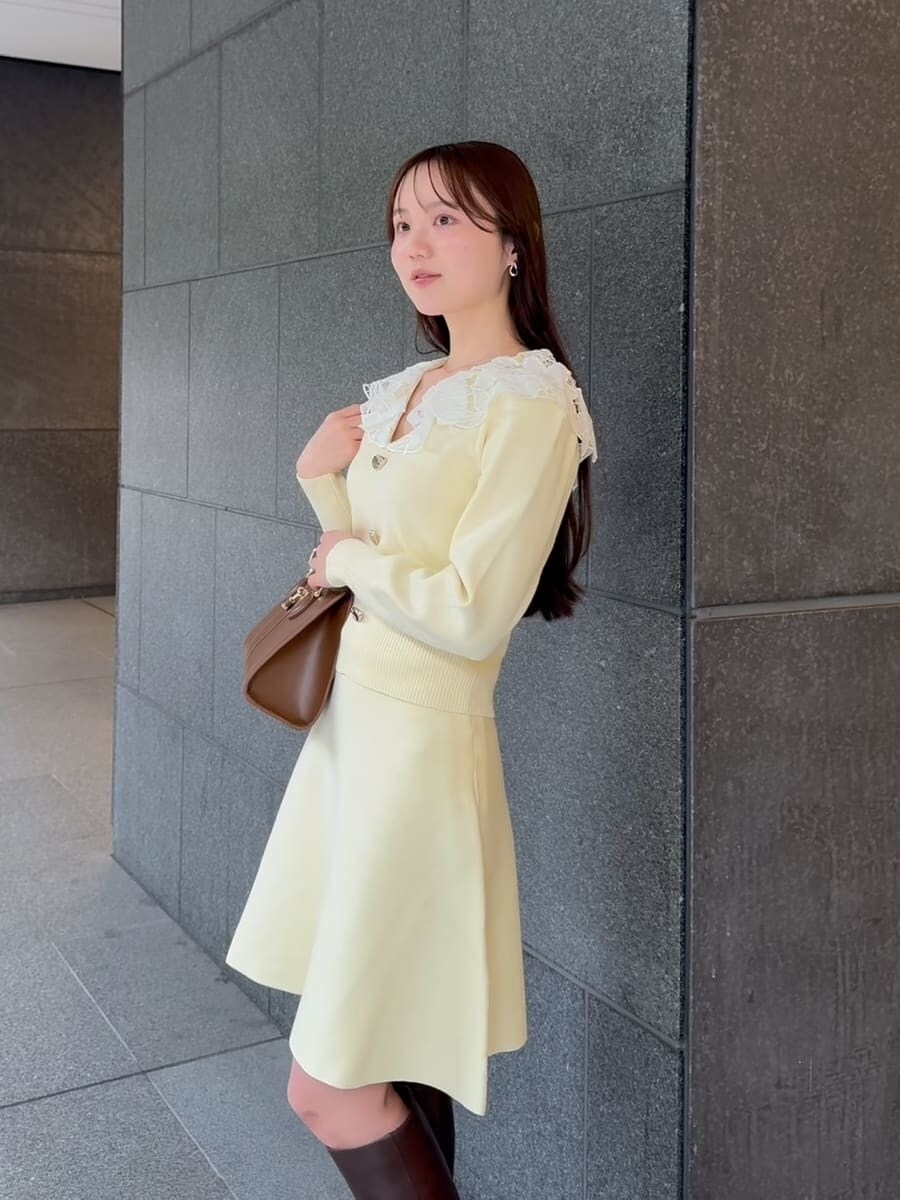 ブラウン系のブーツ、ブラウン系のハンドバッグを着用したレディースの冬コーディネートの6枚目の写真