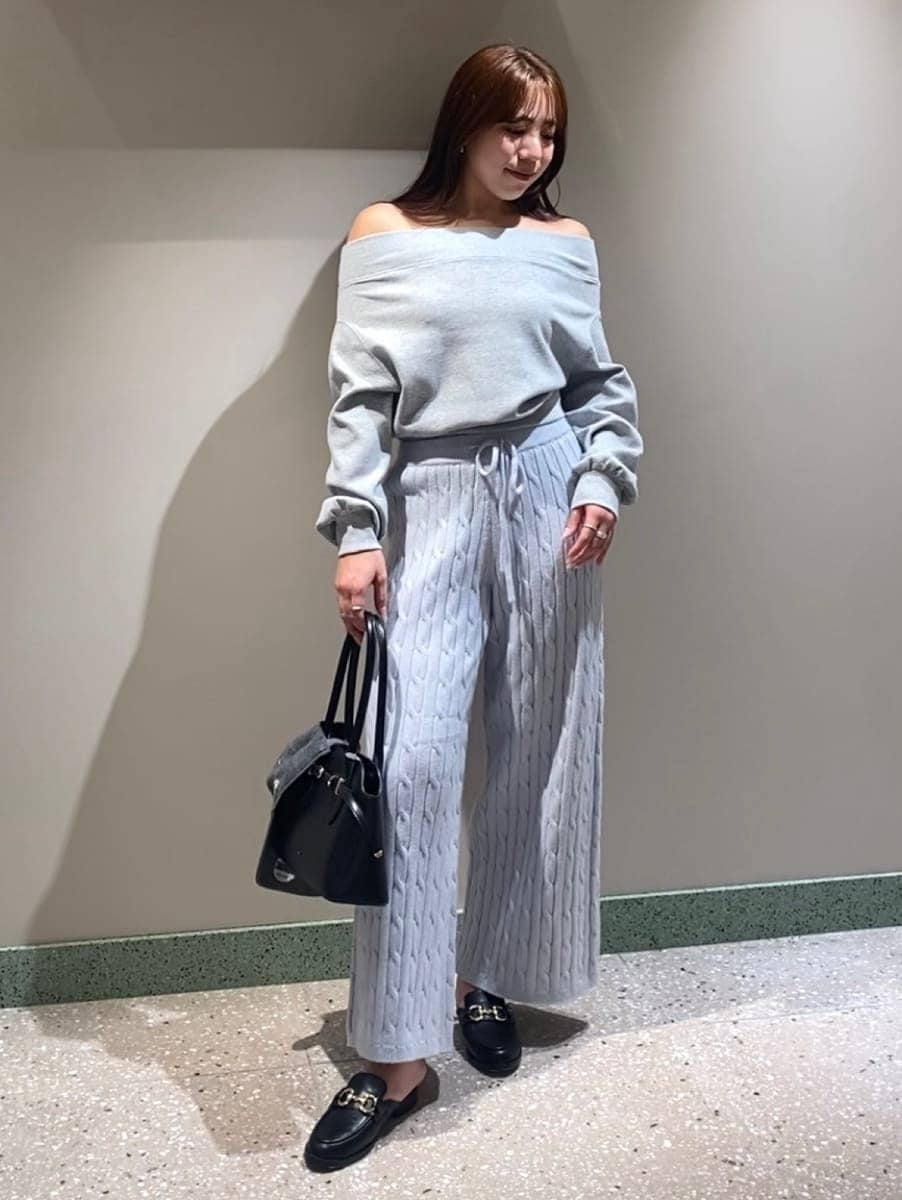 ブルー系のその他パンツ、グレー系のワンピース、ブラック系のボストンバッグを着用したレディースの秋コーディネートの2枚目の写真