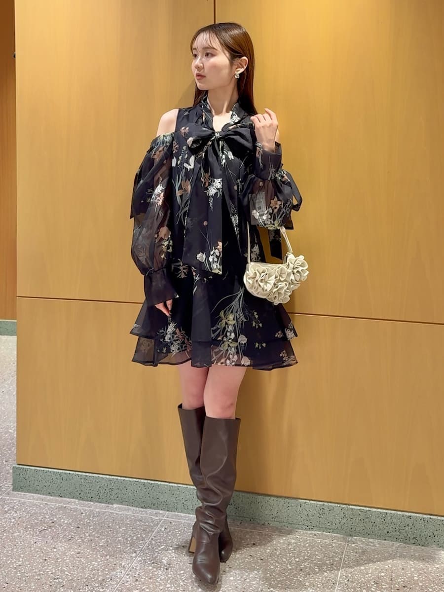 ブルー系のワンピース、ホワイト系のハンドバッグを着用したレディースの冬コーディネートの2枚目の写真