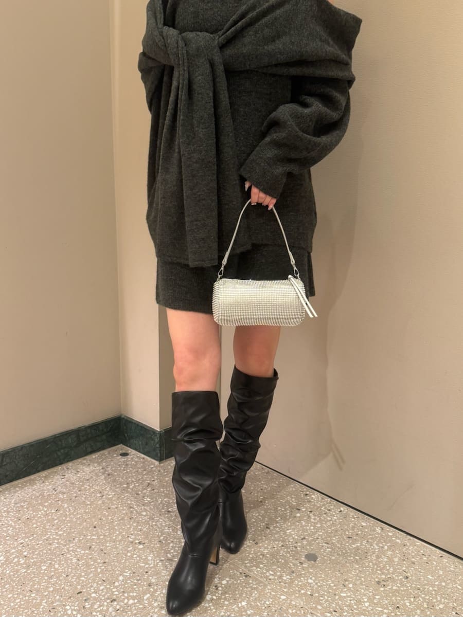 グレー系のその他パンツ、グレー系のニット/セーターを着用したレディースの冬コーディネートの6枚目の写真