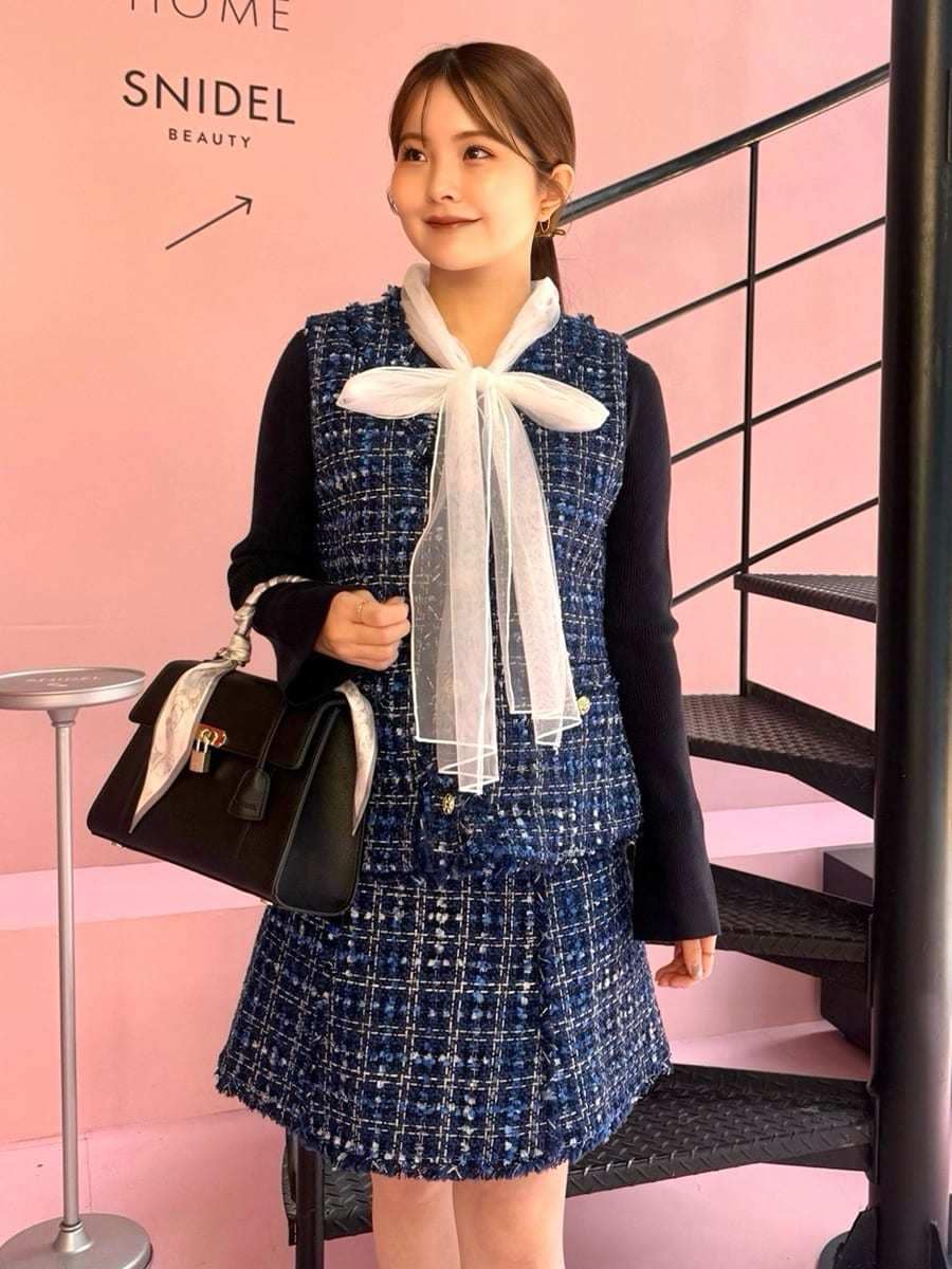 ブルー系のニット/セーター、ブルー系のその他アウター、ブルー系のスカートを着用したレディースの秋コーディネートの2枚目の写真