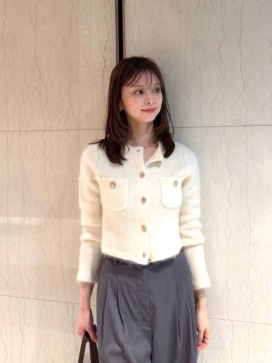 ホワイト系のテーラードジャケット、グレー系のその他パンツ、ブラウン系のトートバッグを着用したレディースの秋コーディネートの5枚目の写真