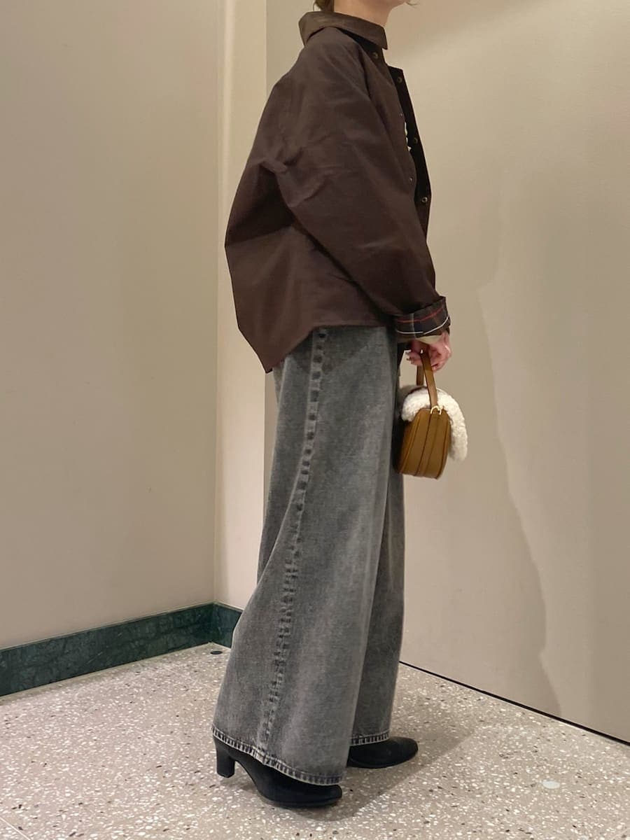 ブラウン系のブルゾン、グレー系のデニムパンツ、ホワイト系のTシャツ/カットソーを着用したレディースの秋コーディネートの4枚目の写真