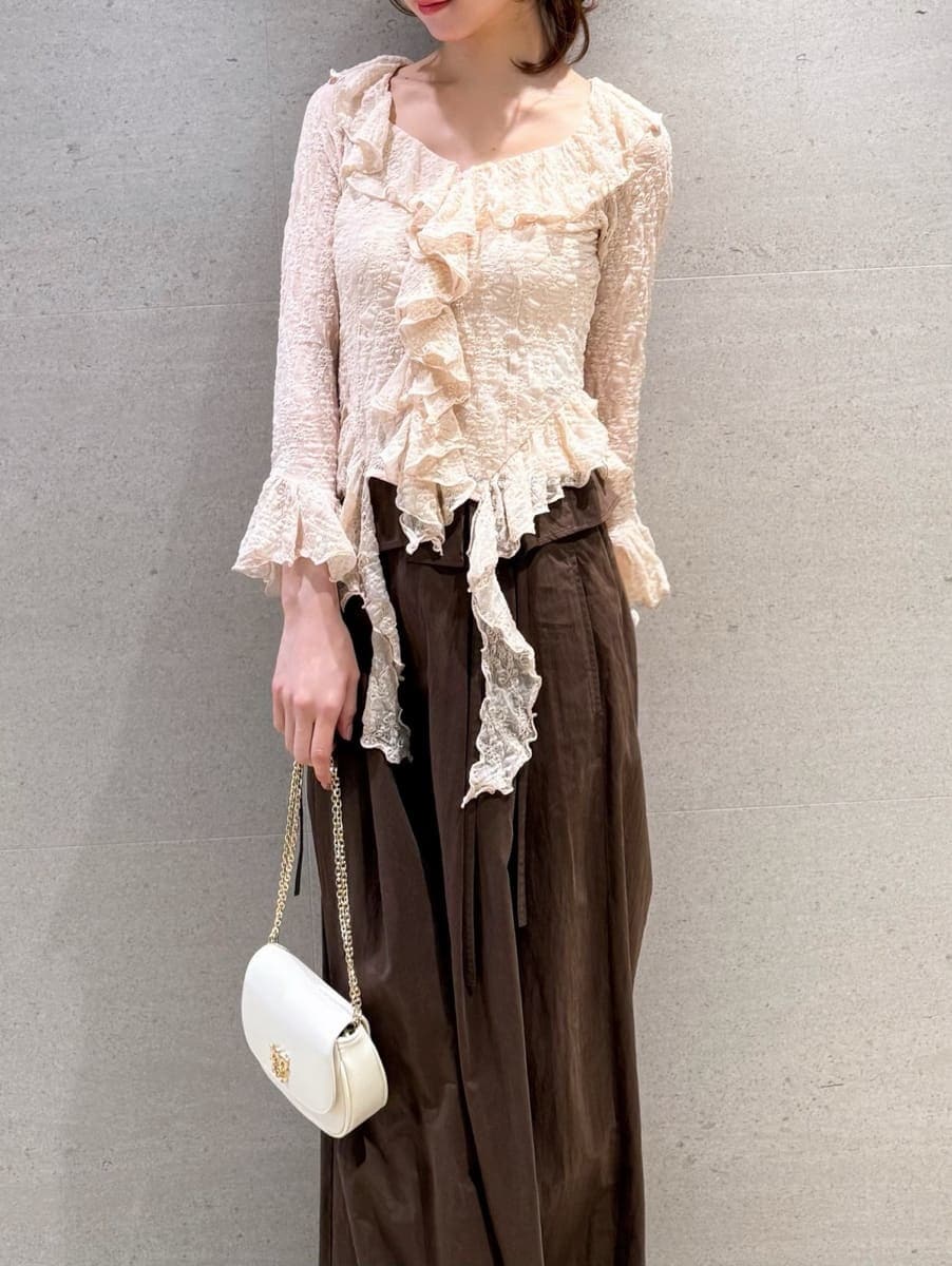 ブラウン系のその他パンツ、ピンク系のTシャツ/カットソー、ホワイト系のショルダーバッグを着用したレディースの冬コーディネートの3枚目の写真