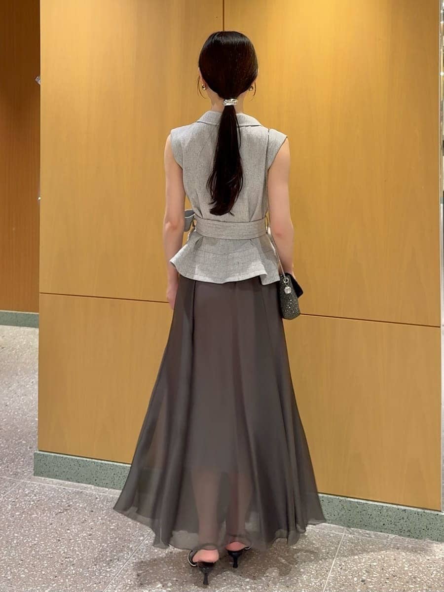 ブラック系のパンプス、グレー系のワンピースを着用したレディースの夏コーディネートの3枚目の写真