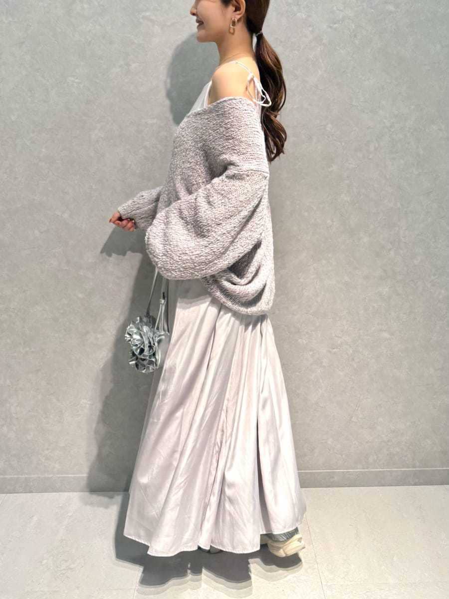 パープル系のワンピース、シルバー系のハンドバッグ、シルバー系のスニーカーを着用したレディースの春コーディネートの4枚目の写真