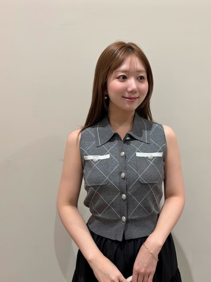 ホワイト系のハンドバッグ、グレー系のワンピース、ブラック系のサンダルを着用したレディースの夏コーディネートの5枚目の写真