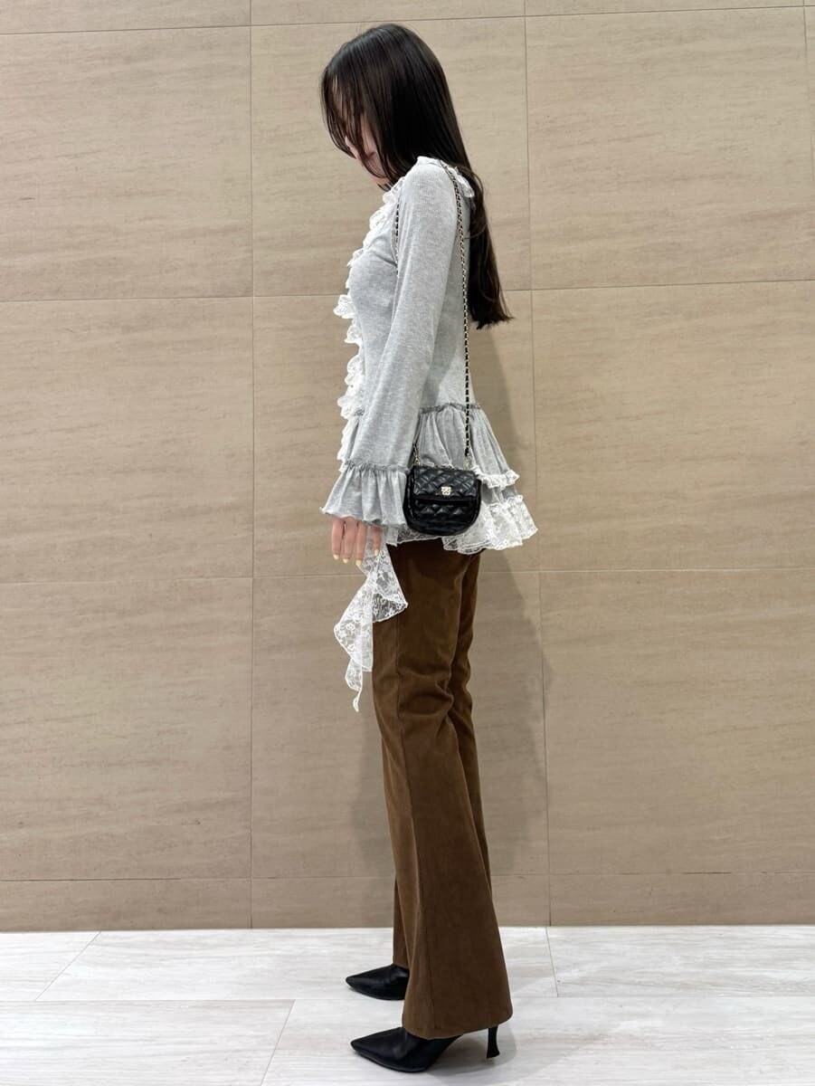 グレー系のTシャツ/カットソー、ブラウン系のその他パンツ、ブラック系のショルダーバッグを着用したレディースの秋コーディネートの2枚目の写真