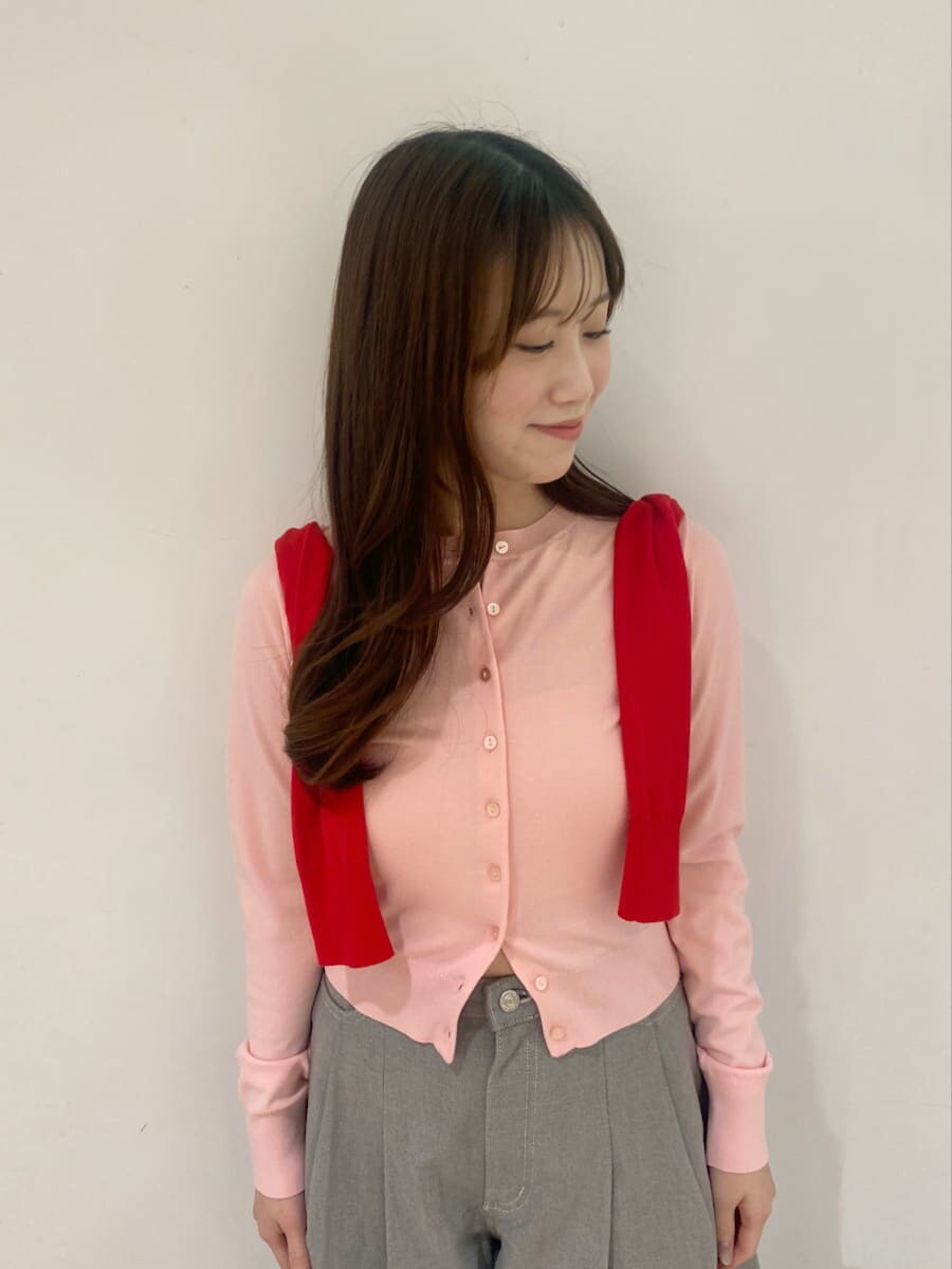 グレー系のデニムパンツ、レッド系のカーディガン/ボレロ、シルバー系のスニーカーを着用したレディースの冬コーディネートの4枚目の写真