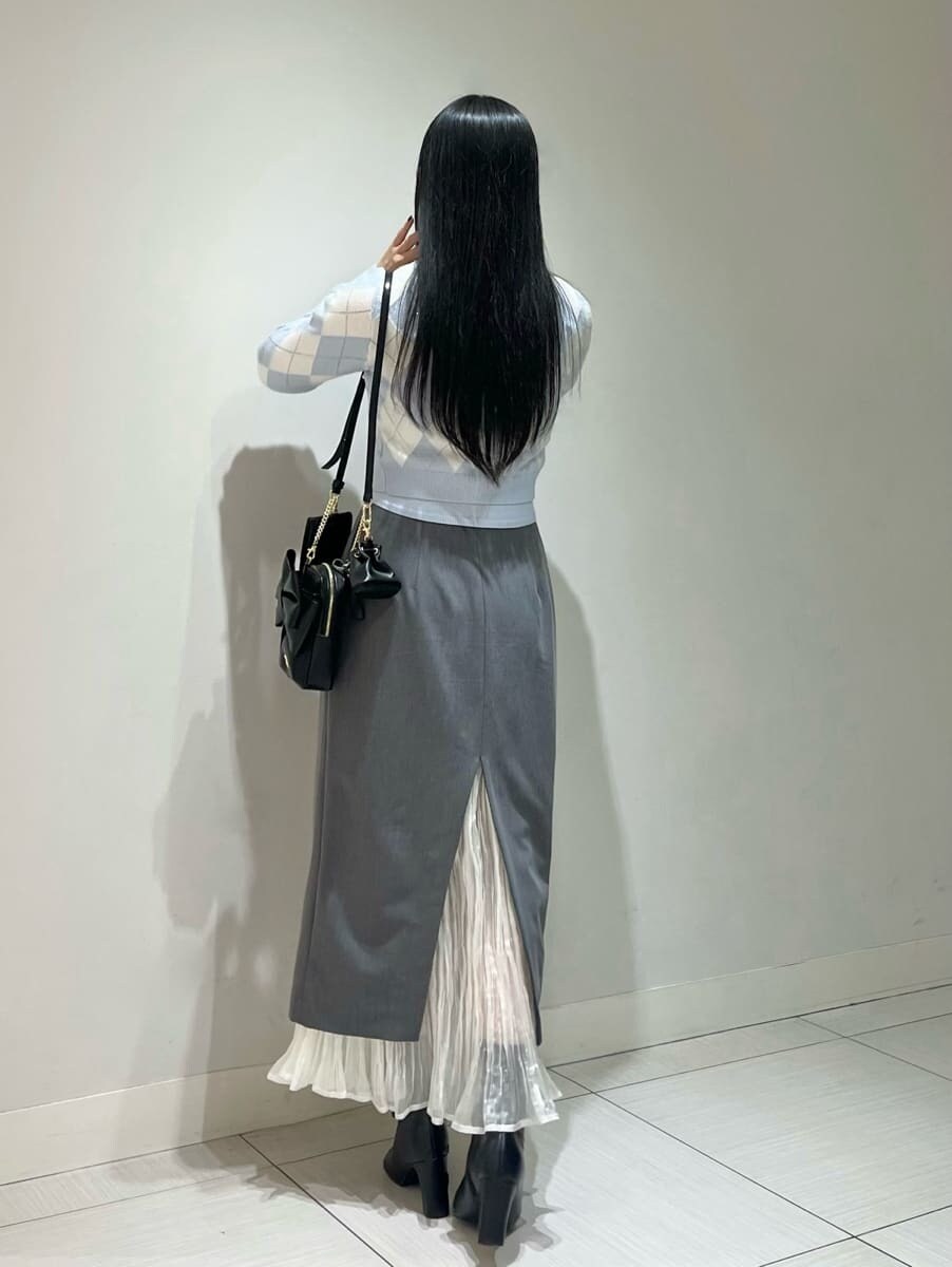 ブラック系のブーツ、グレー系のスカート、ブルー系のニット/セーターを着用したレディースの秋コーディネートの3枚目の写真